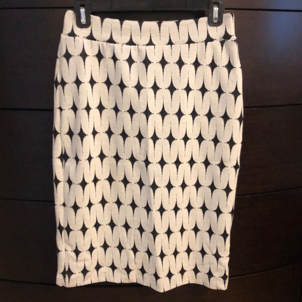 ⭐️ Renee C. Black and Cream Pencil Skirt